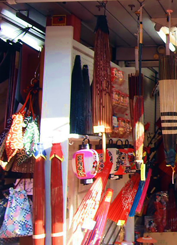 和傘の専門店の店内